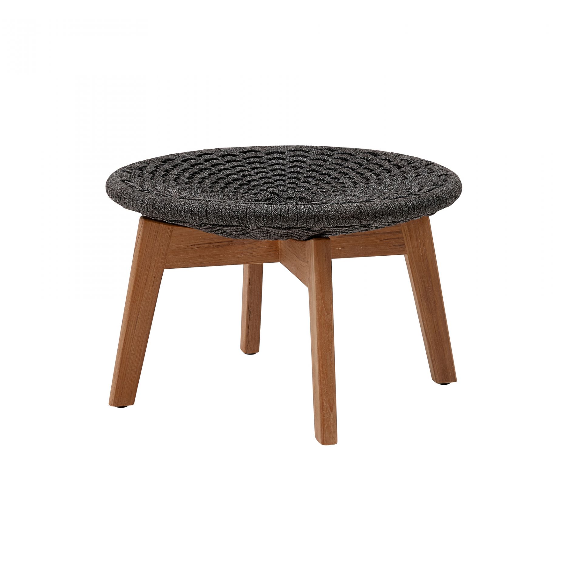 Cane-Line Peacock Hocker für den Außenbereich mit grauem Kissen und Holzbeinen.
