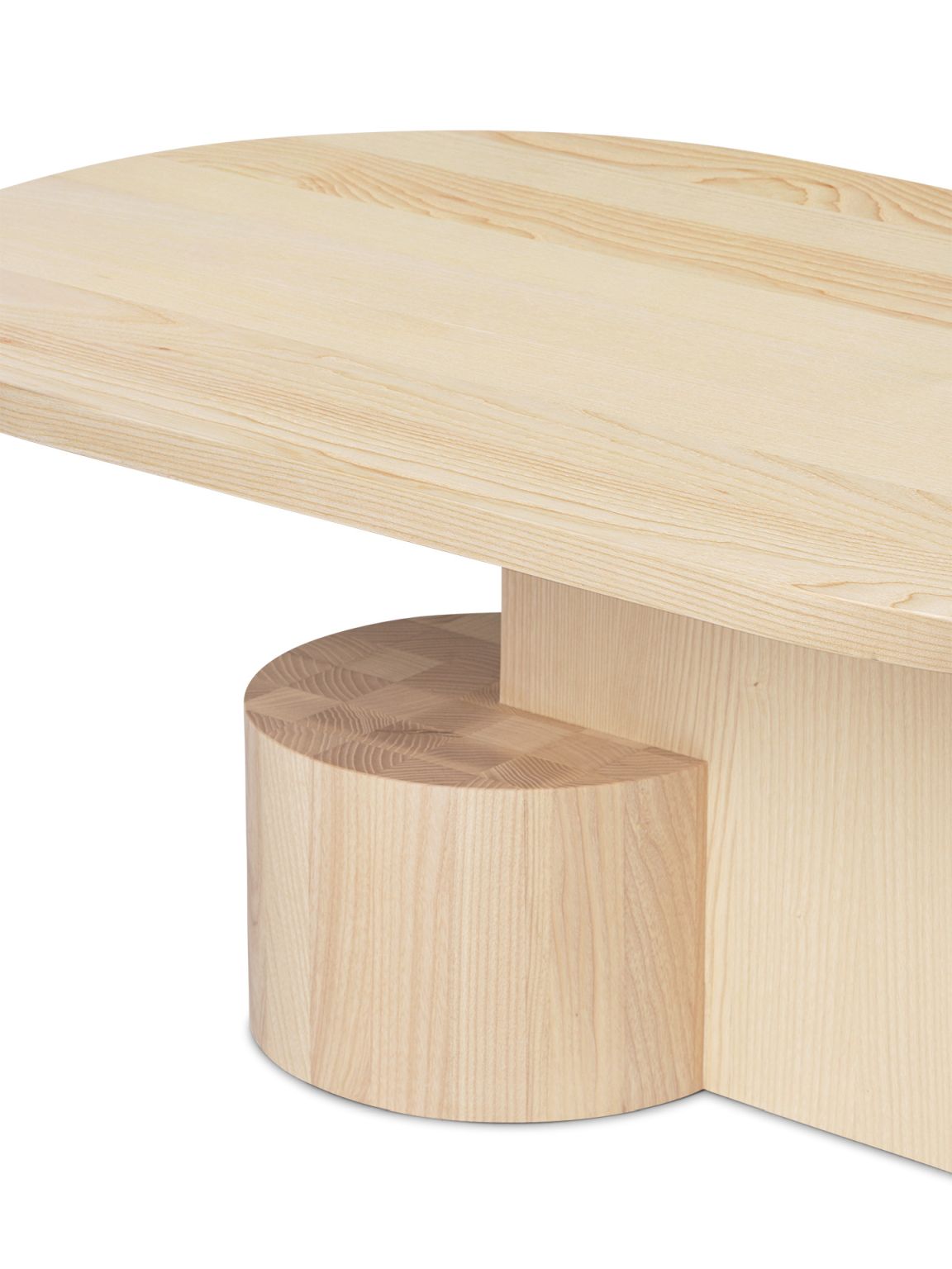 Detailaufnahme vom Ferm Living Insert Couchtisch aus hellem, massivem Kiefernholz. Moderner Holztisch für Wohnzimmer.