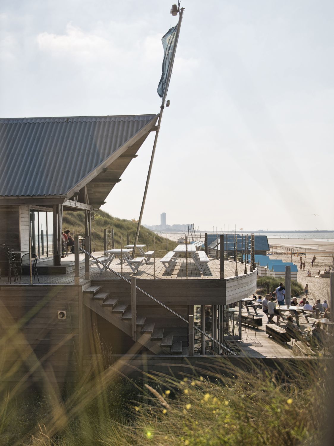 Marina Picknicktische mit Bänken von Extremis auf einer Terrasse am Strand. Outdoor Möbel.