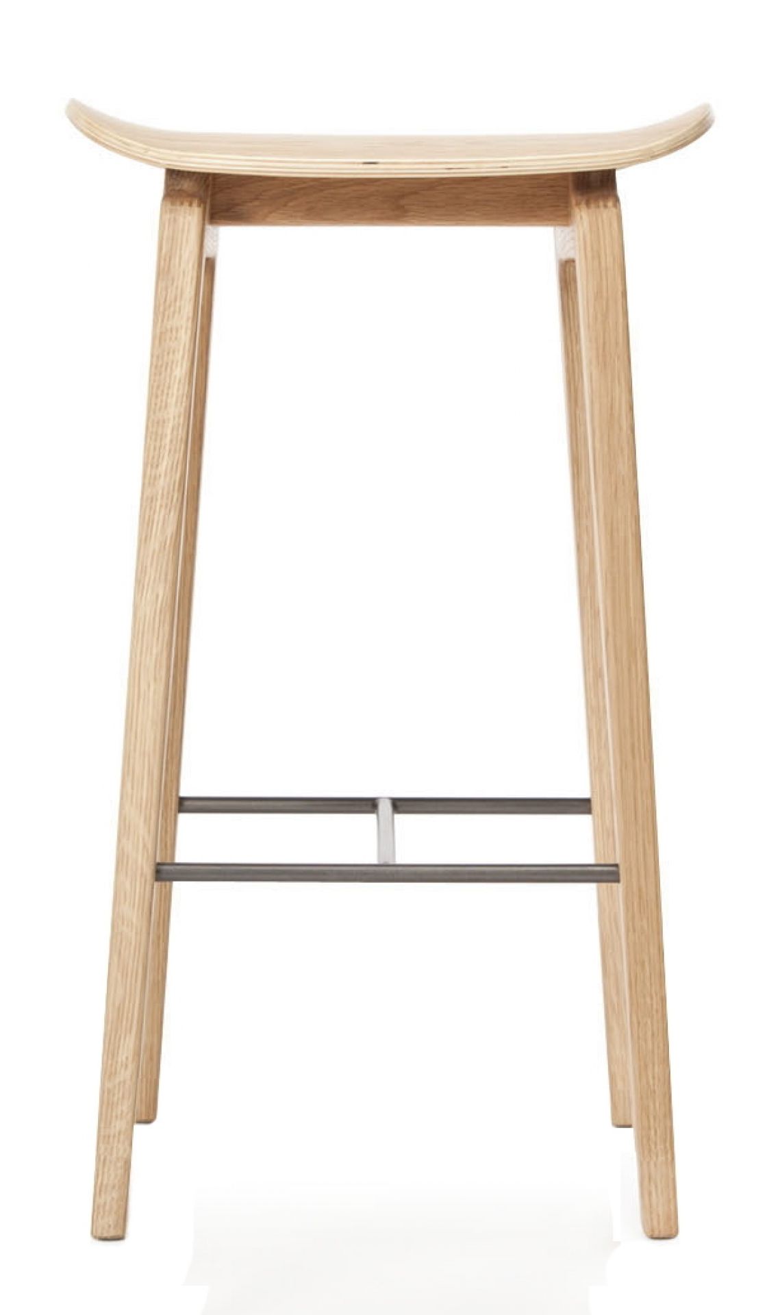 NY11 Barhocker von NORR11: Moderner Holz-Barstuhl mit Fußstütze für Küche und Bar.