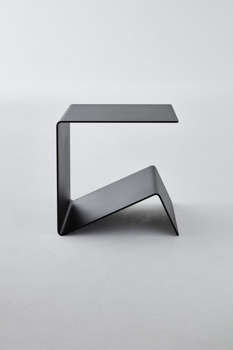 Schwarzer Buk  Beistelltisch von Müller Möbelwerkstätten, minimalistisches Design, ideal als Nachttisch oder Ablagefläche.