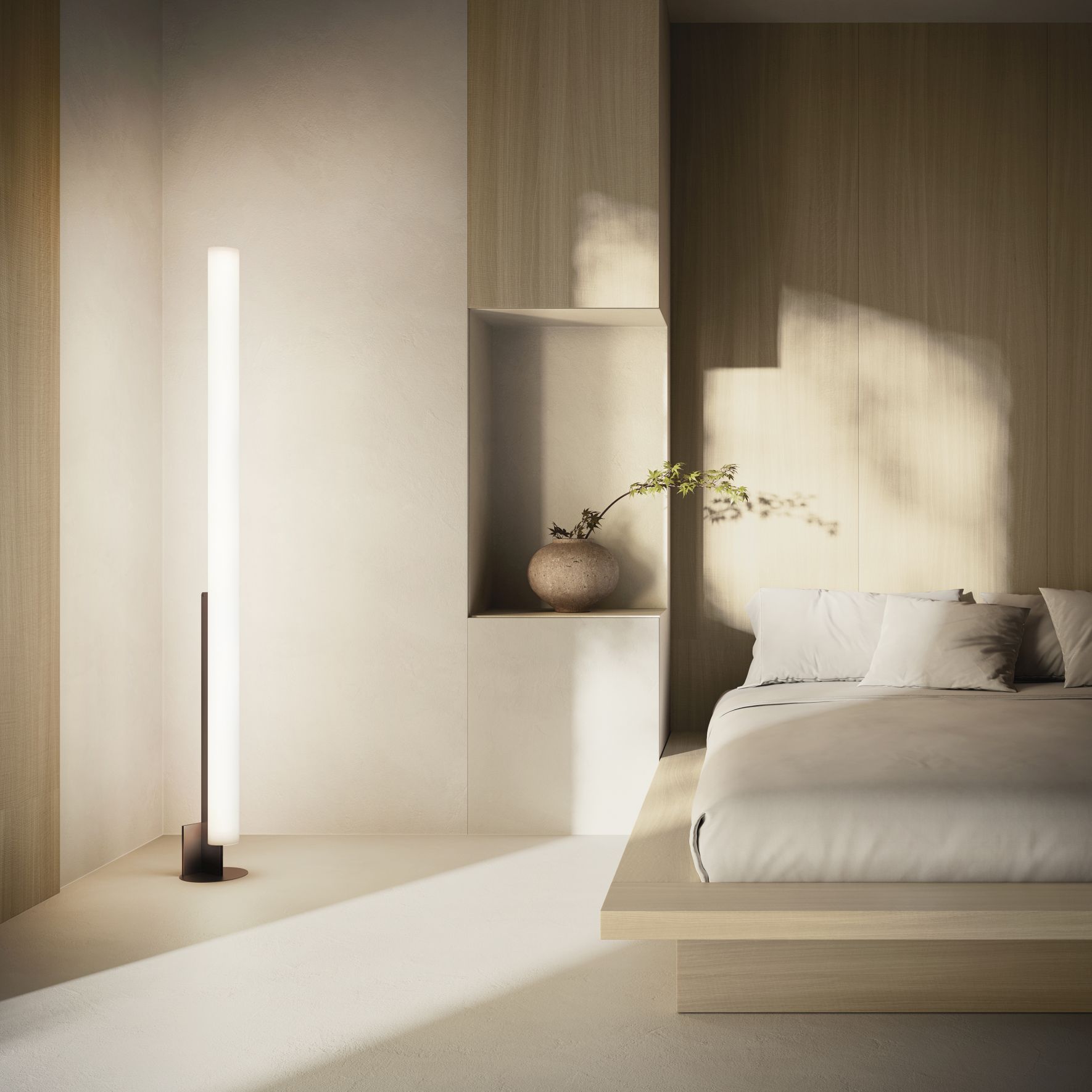 Schwarze Model T Stehleuchte von Kdln im minimalistischen Schlafzimmer mit Bett und Dekoration.