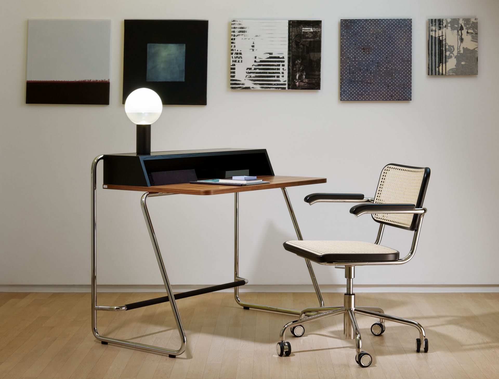 Thonet S 64 VDR Atelier Drehstuhl mit Stahlrohrgestell und Wiener Geflecht vor Schreibtisch.