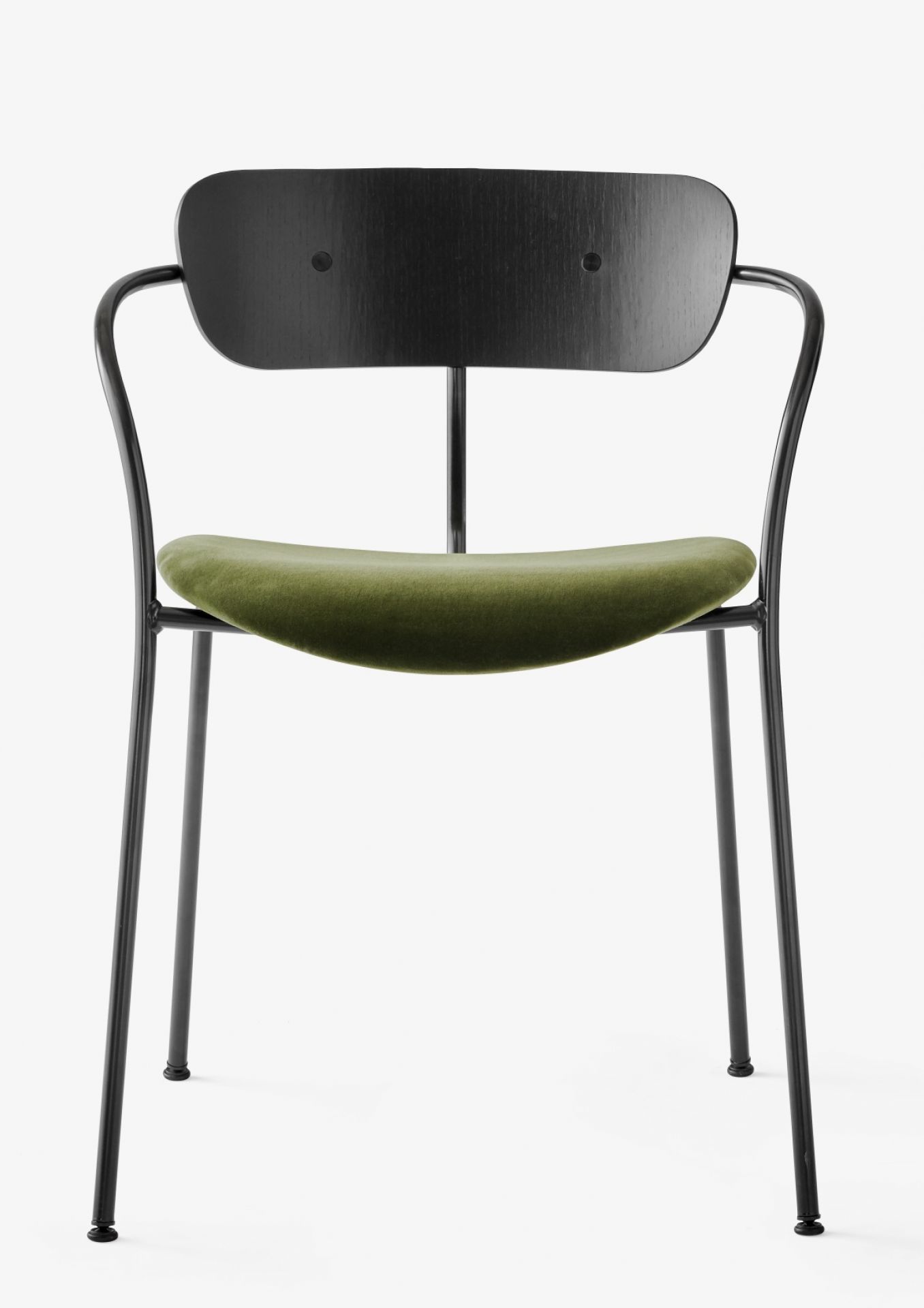 Pavilion AV4 Armchair von AndTradition, Stuhl mit Armlehnen, schwarzem Gestell und grünem Sitzpolster.