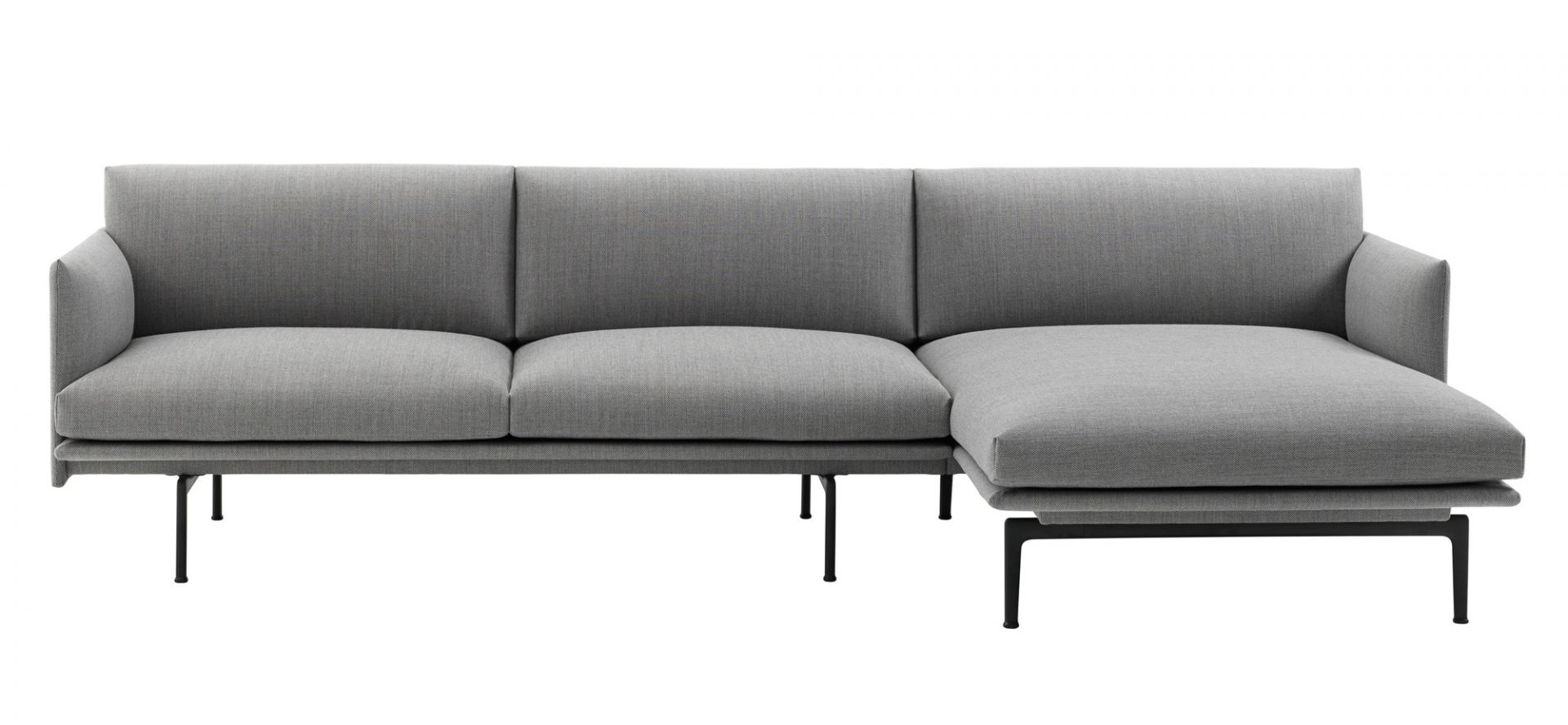 Graues Muuto Outline Sofa mit Chaiselongue und schwarzem Metallgestell, modernes Wohnzimmer Design.