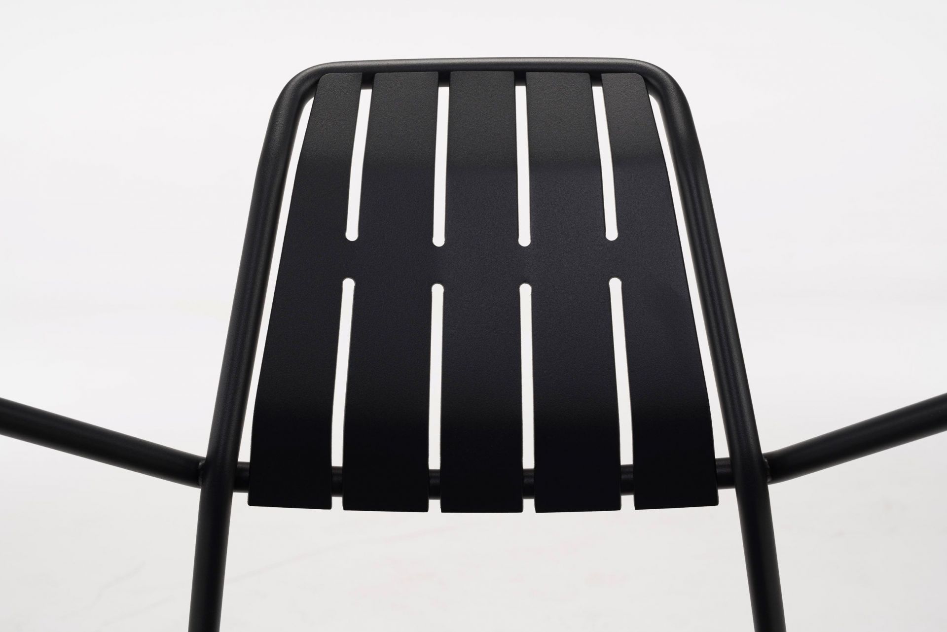 Detailaufnahme der Rückenlehne des schwarzen Osmo Stuhls von Prostoria, ideal für den Außenbereich.