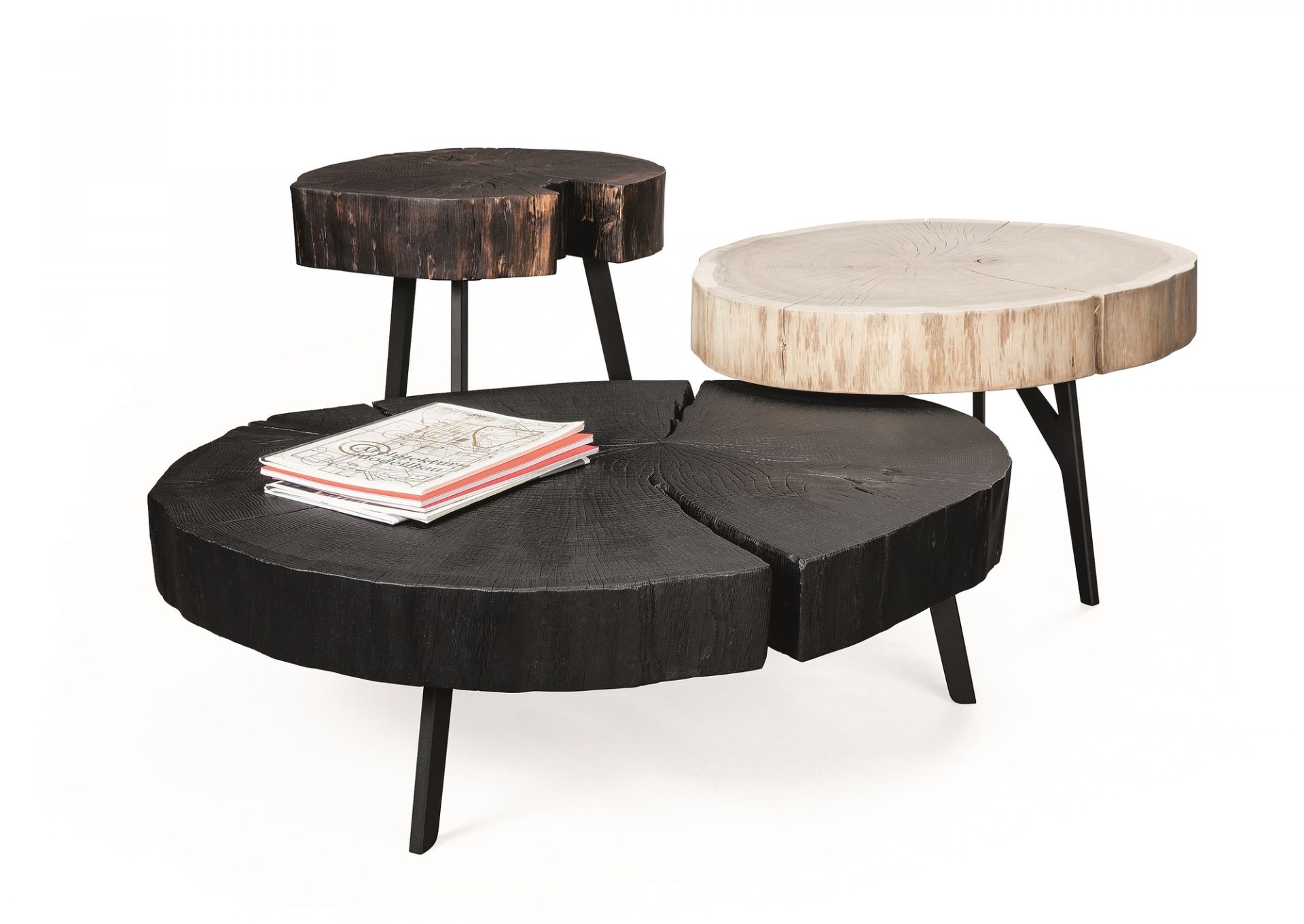 Stomp Beistelltisch von Janua aus rohem Holz mit schwarzen Metallbeinen. Naturprodukt.