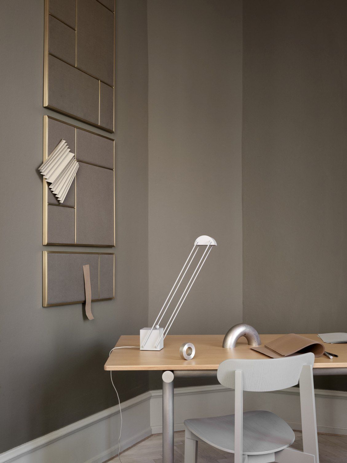 Heller Schreibtisch mit Bondi Chair Stuhl von Please wait to be seated, Esche grau lackiert.