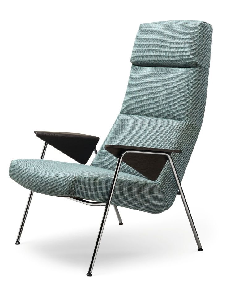 Walter Knoll Sessel 367/368 Votteler Chair mit blauem Stoffbezug und verchromtem Gestell, seitliche Holzarmlehnen.