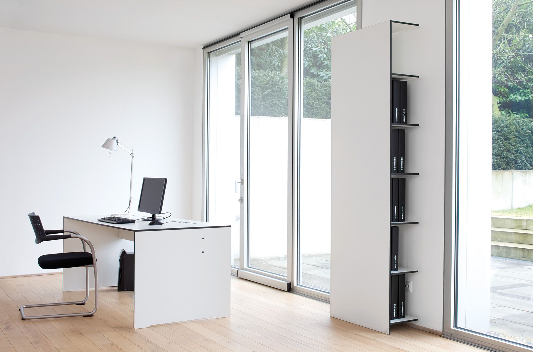 Moderner Arbeitsplatz: Conmoto Riva Schreibtisch in Anthrazit mit Bürostuhl, Lampe und Regal.
