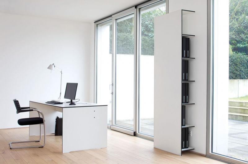 Moderner Arbeitsplatz: Conmoto Riva Schreibtisch in Anthrazit mit Bürostuhl, Lampe und Regal.