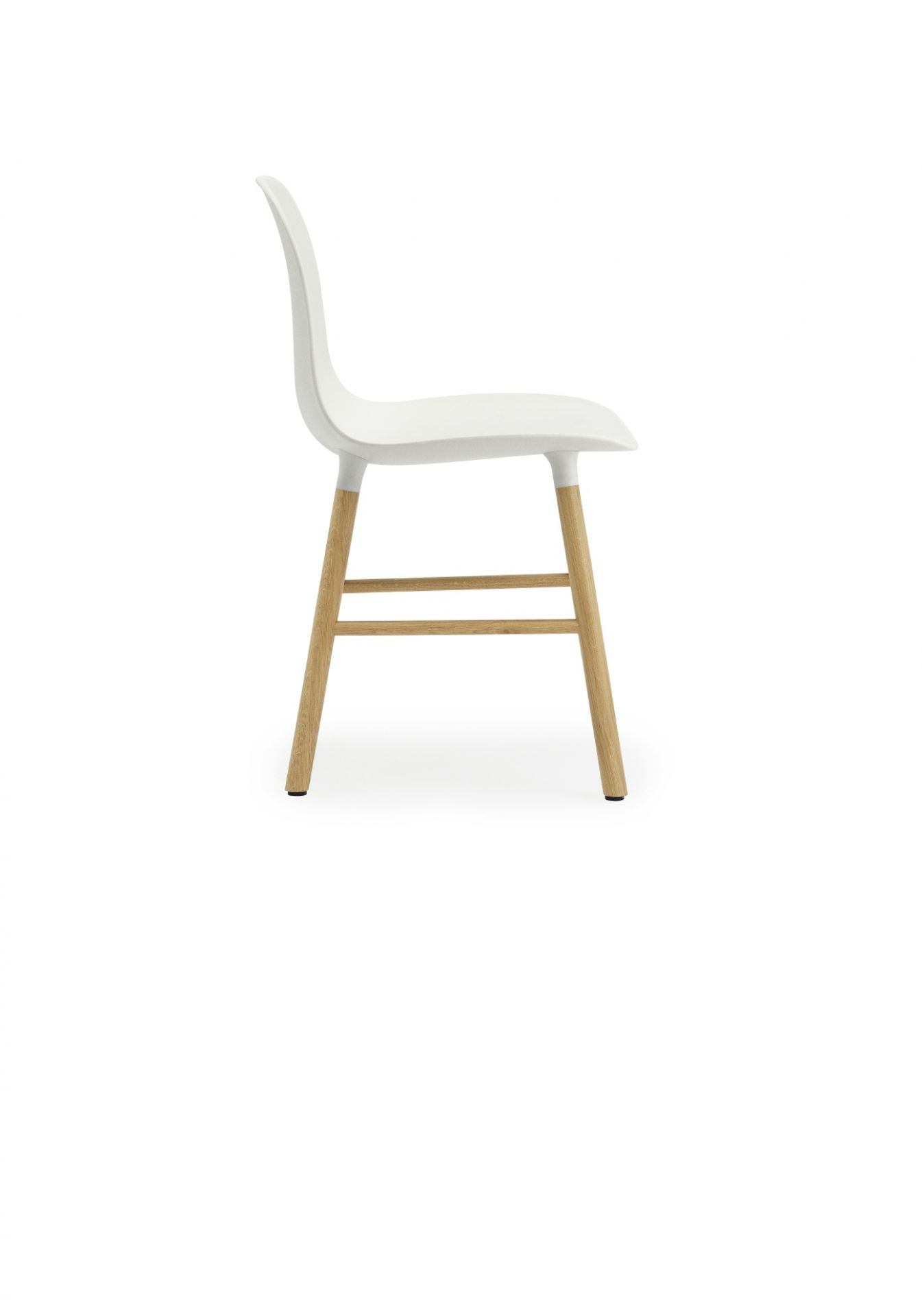 Weißer Form Chair Stuhl von Normann Copenhagen mit Holzbeinen, Seitenansicht auf weißem Hintergrund.