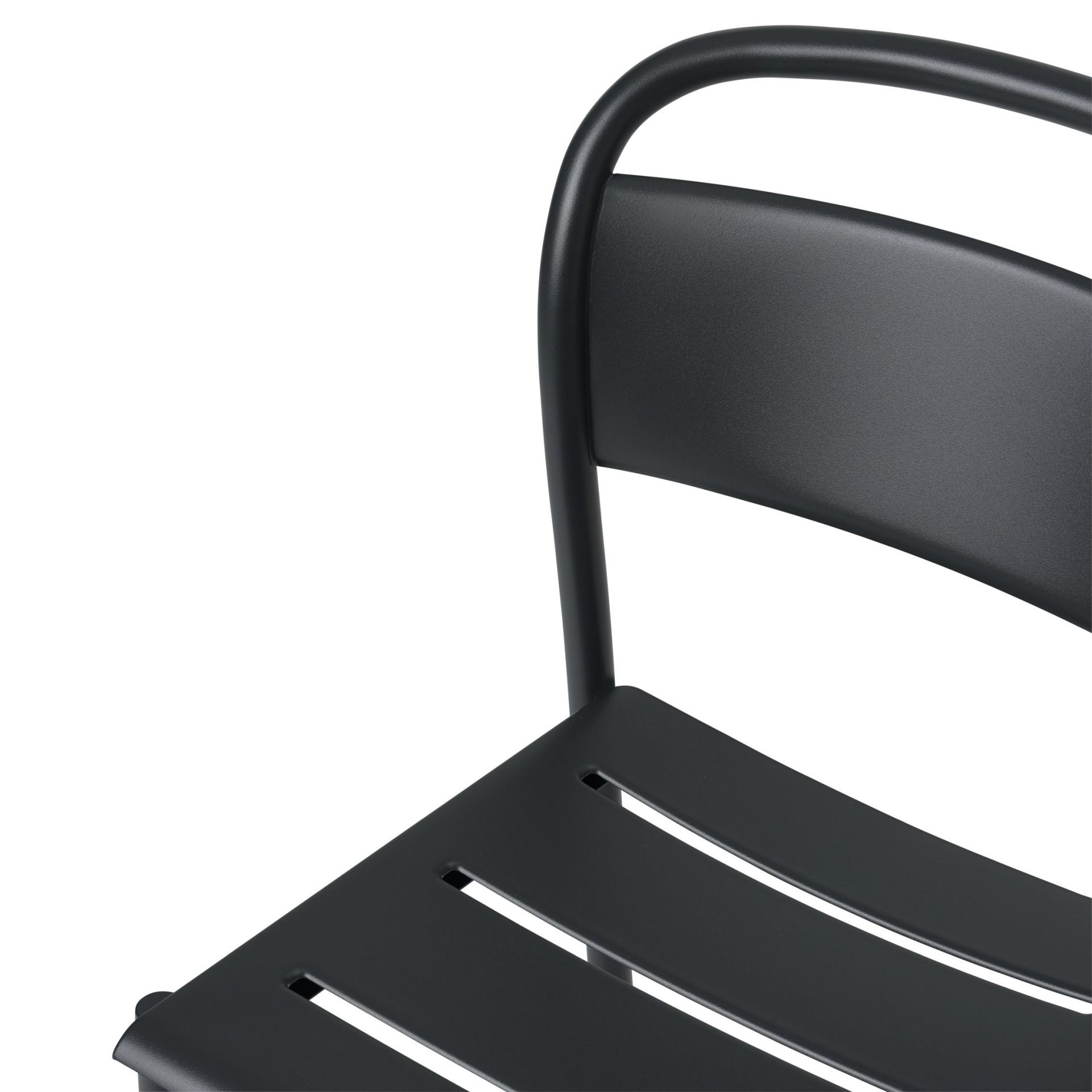 Detailaufnahme des Muuto Linear Steel Stuhls in Schwarz, ideal für den Außenbereich und moderne Gartengestaltung.