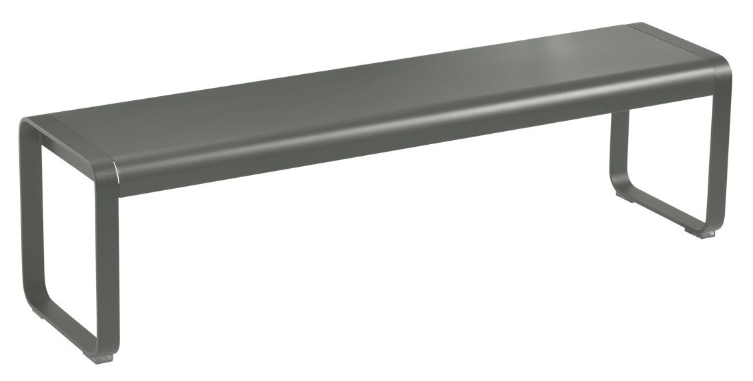 Bellevie Bank von Fermob für den Außenbereich, modernes Design, graues Metall, minimalistisch.