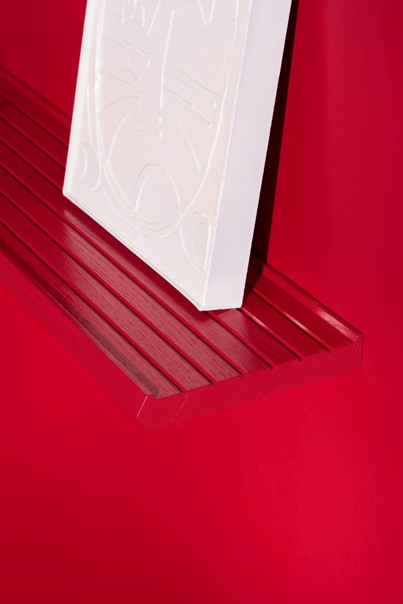 Rote Scena Bilderleiste von Schönbuch, 60 cm, mit weißem Bild darauf. Moderne Wanddekoration.