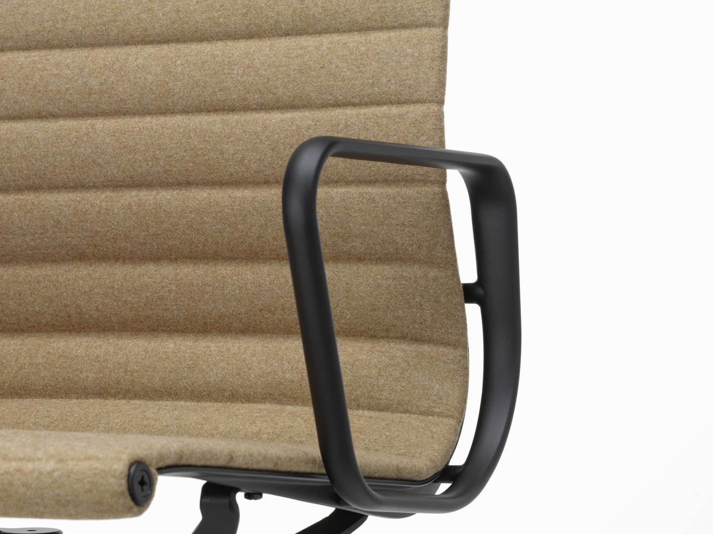 Detailaufnahme vom Vitra Aluminium Chair EA 132 mit beigem Stoffbezug und schwarzen Armlehnen.