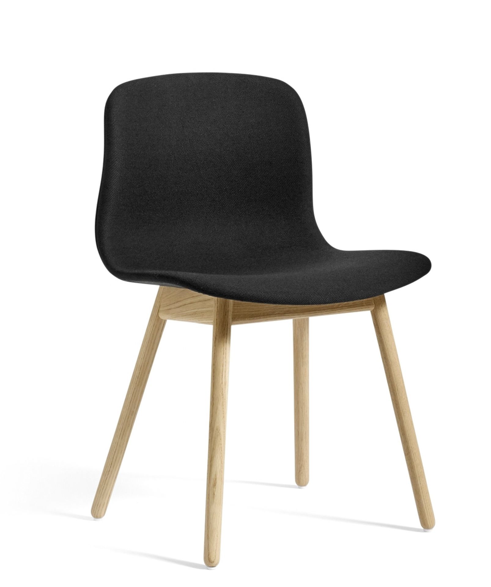 Schwarzer About A Chair AAC13 Stuhl von Hay mit Vollpolster und Holzbeinen.