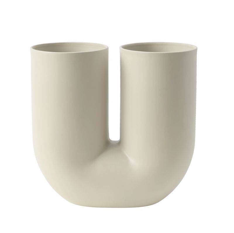 Kink Vase Sand von Muuto, moderne Keramikvase mit zwei Öffnungen in Sandbeige.