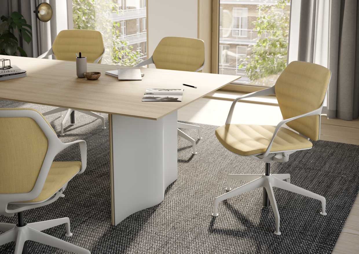 Büro mit Ray Work Bürodrehstuhl von Brunner in Gelb und einem modernen Konferenztisch.