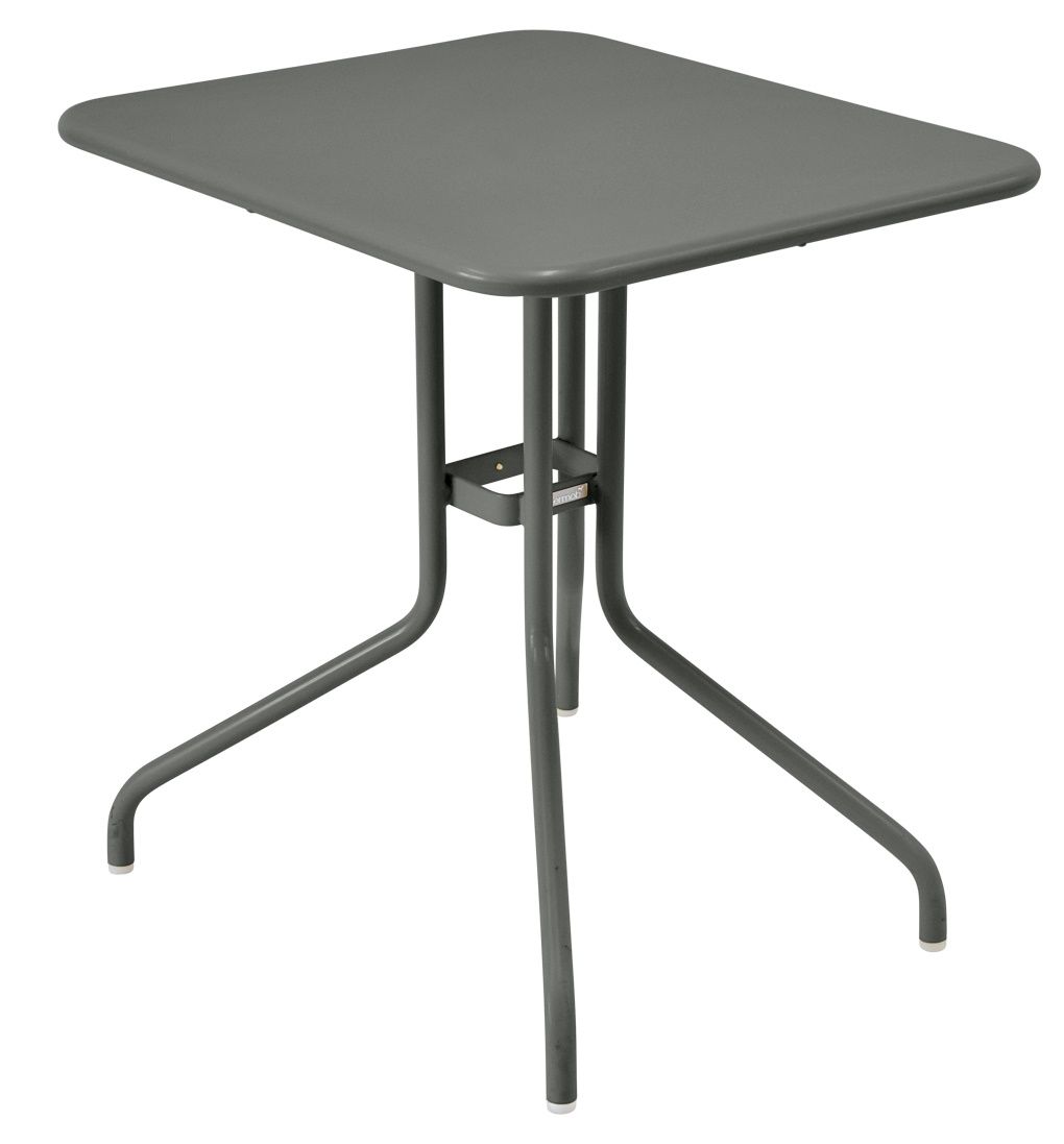 Grauer Pétale Tisch 60x70 cm von Fermob für den Außenbereich, quadratische Tischplatte und dreibeiniges Gestell.
