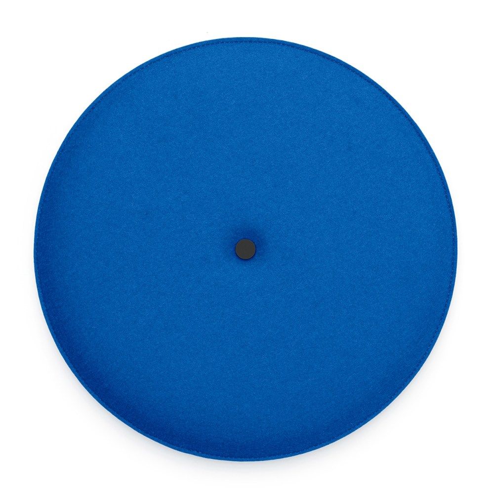 Blaues, rundes HEY-SIGN Akustik Wandelement Spot zur Schallabsorption mit Knopf in der Mitte.