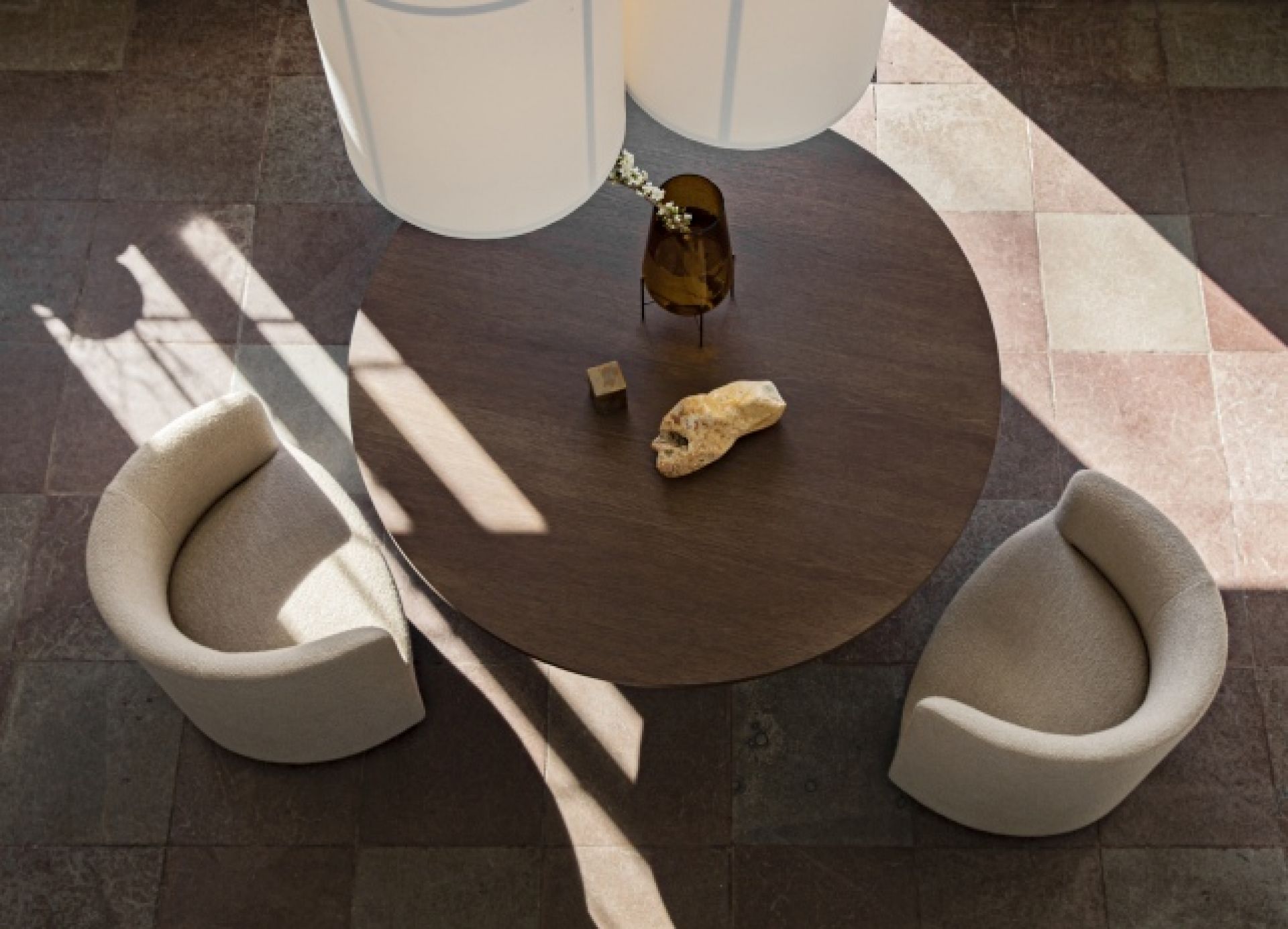 Draufsicht auf den runden Androgyne Dining Table Esstisch von Audo in Eiche natur mit Sandstein-Tischplatte.