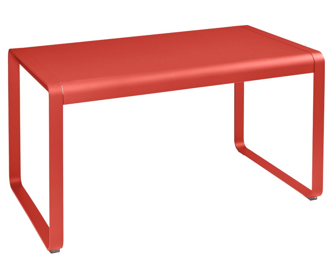 Roter Bellevie Tisch von Fermob für den Außenbereich, moderner Gartentisch aus Metall.