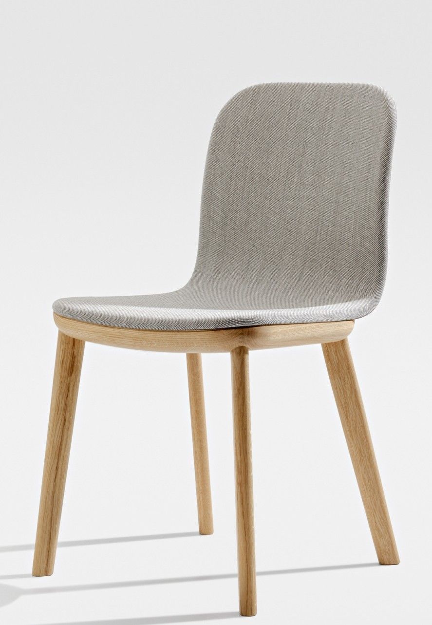 Aeon Chair Stuhl mit hellgrauem Stoffbezug und hellem Holzgestell, modernes Möbeldesign für Esszimmer und Wohnbereich.