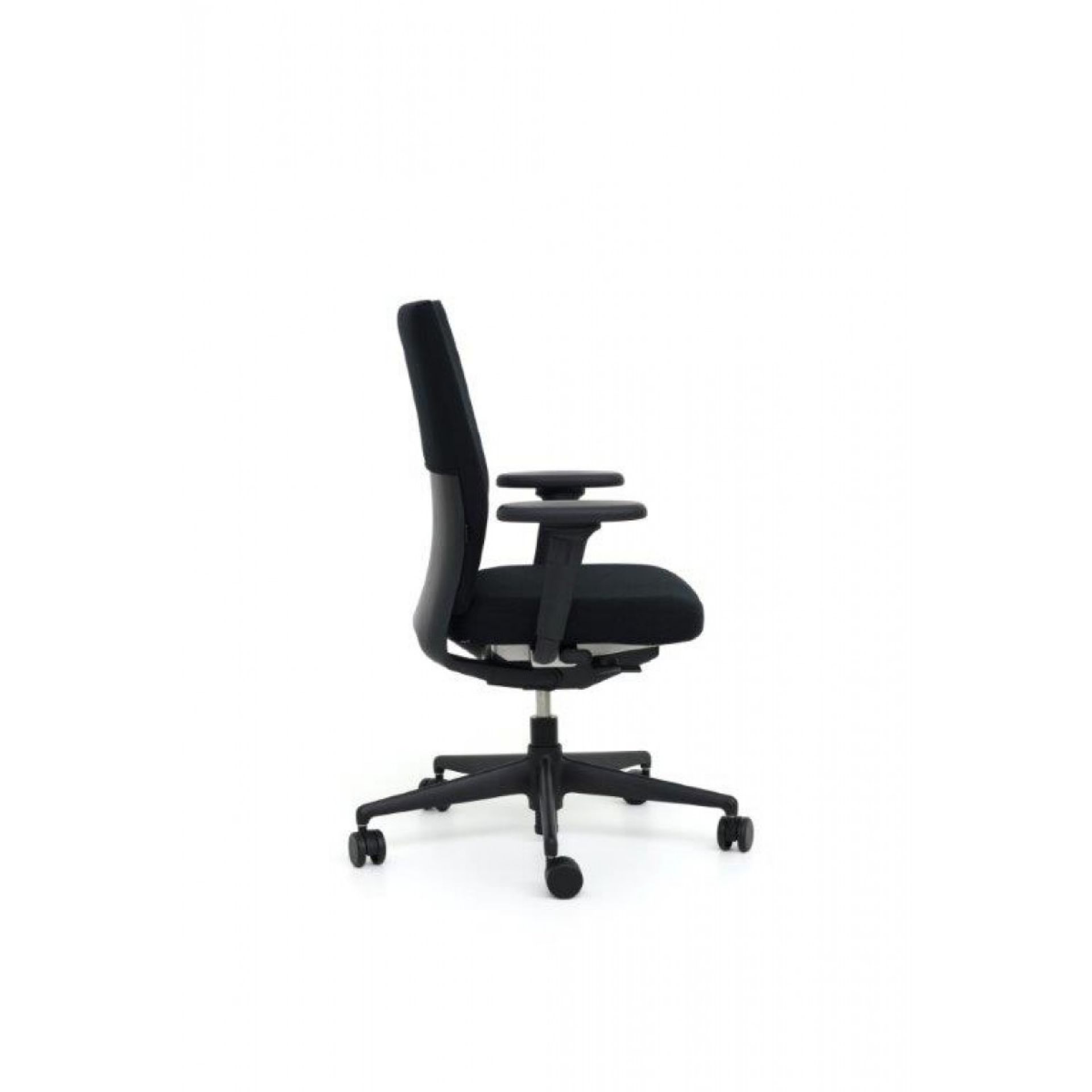 Schwarzer ID Soft Bürostuhl von Vitra, ergonomischer Drehstuhl mit Armlehnen und Rollen.