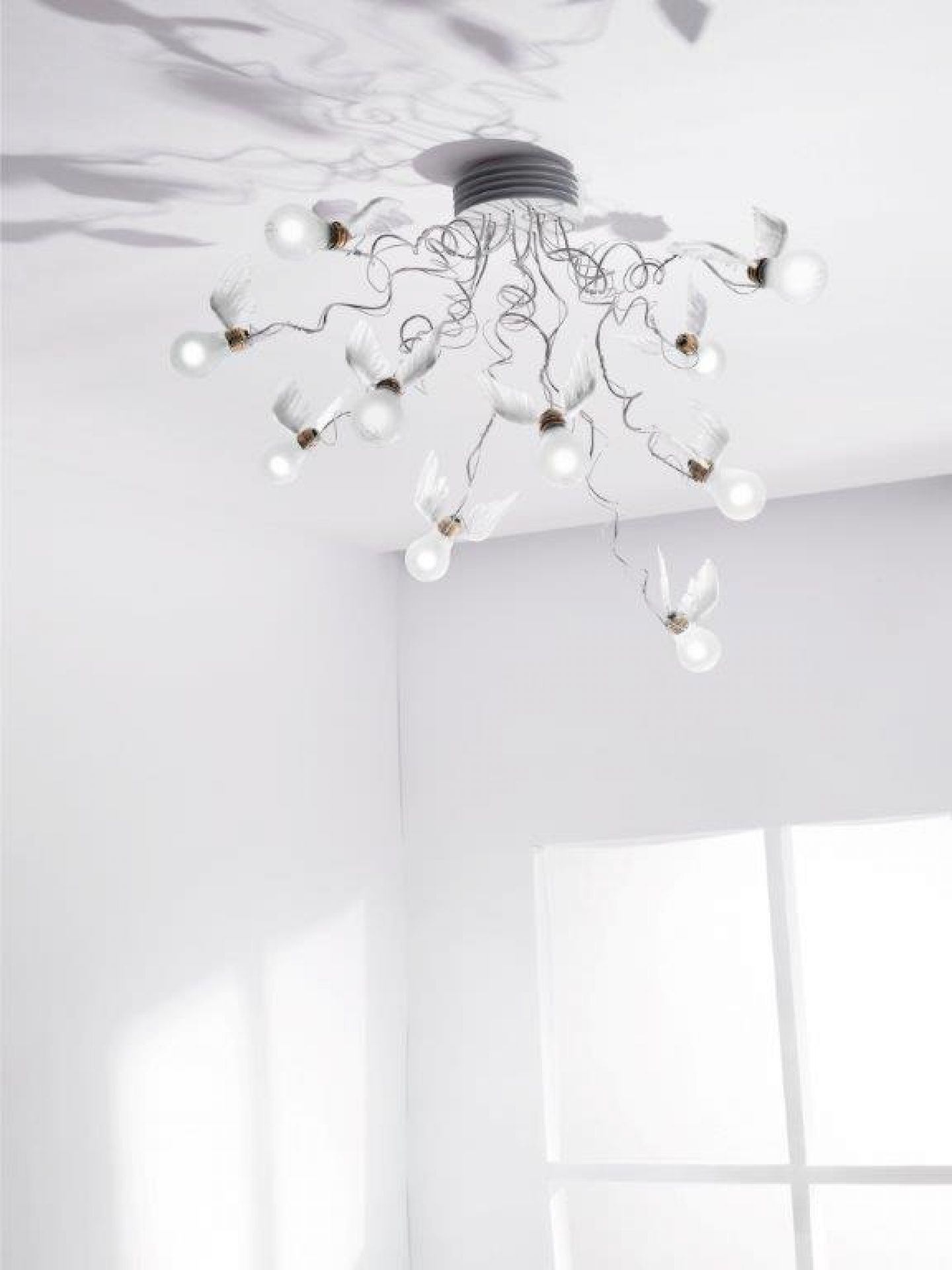 Birdie's Nest LED Hängeleuchte von Ingo Maurer: Designlampe mit Glühbirnen und filigranen Flügeln.
