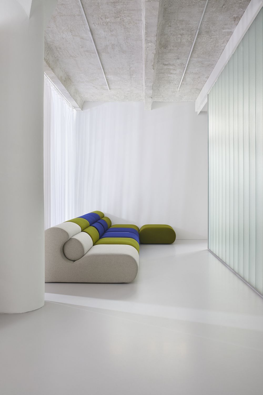OLA Sofa mit Pouf in Beige, Weiß, Grün und Blau in modernem, minimalistischem Wohnzimmer.