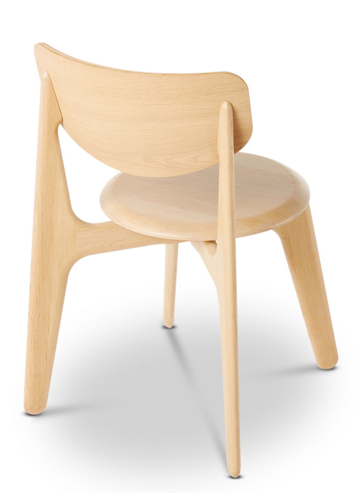 Rückansicht des Slab Side Chair von Tom Dixon, ein moderner Holzstuhl mit minimalistischem Design.