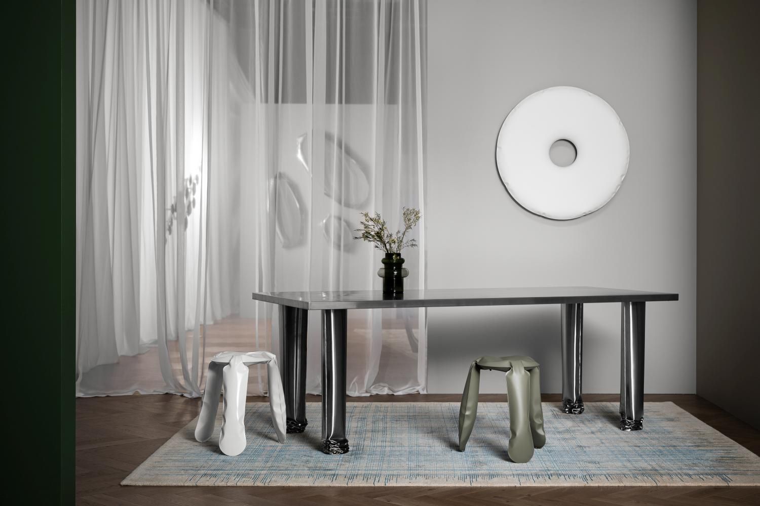 Crash Table Esstisch von Zieta mit zwei Hockern in modernem Interieur, minimalistisches Design, graue Tischplatte, Stahlbeine.