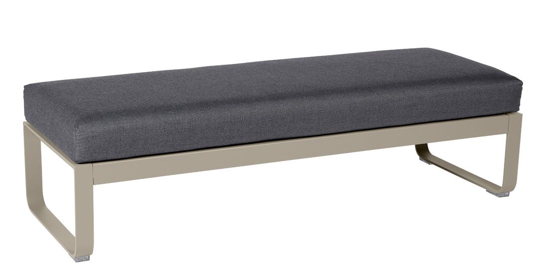 Bellevie Polsterhocker für zwei Personen von Fermob, ideal für den Outdoor-Bereich, mit grauem Bezug.