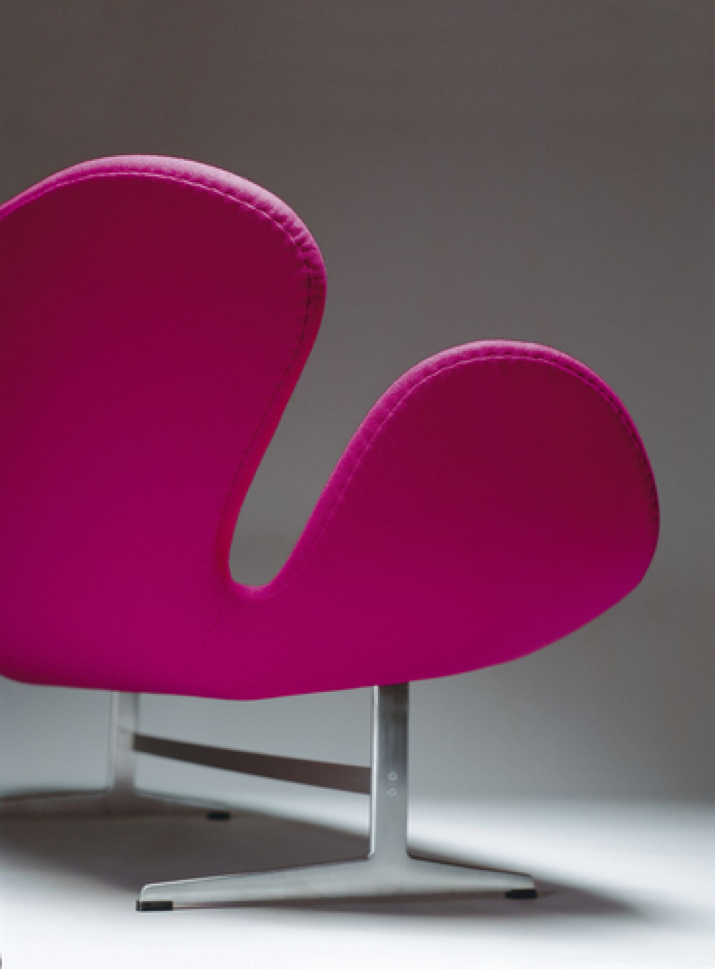 Detailaufnahme vom pinken Swan Chair Sessel mit silbernem Fuß von Fritz Hansen.