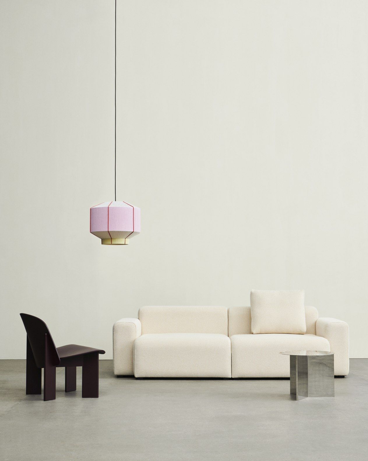 Helles Wohnzimmer mit Mags Sofa, Design-Stuhl, Beistelltisch und Lampe. Gemütliches Wohnambiente.