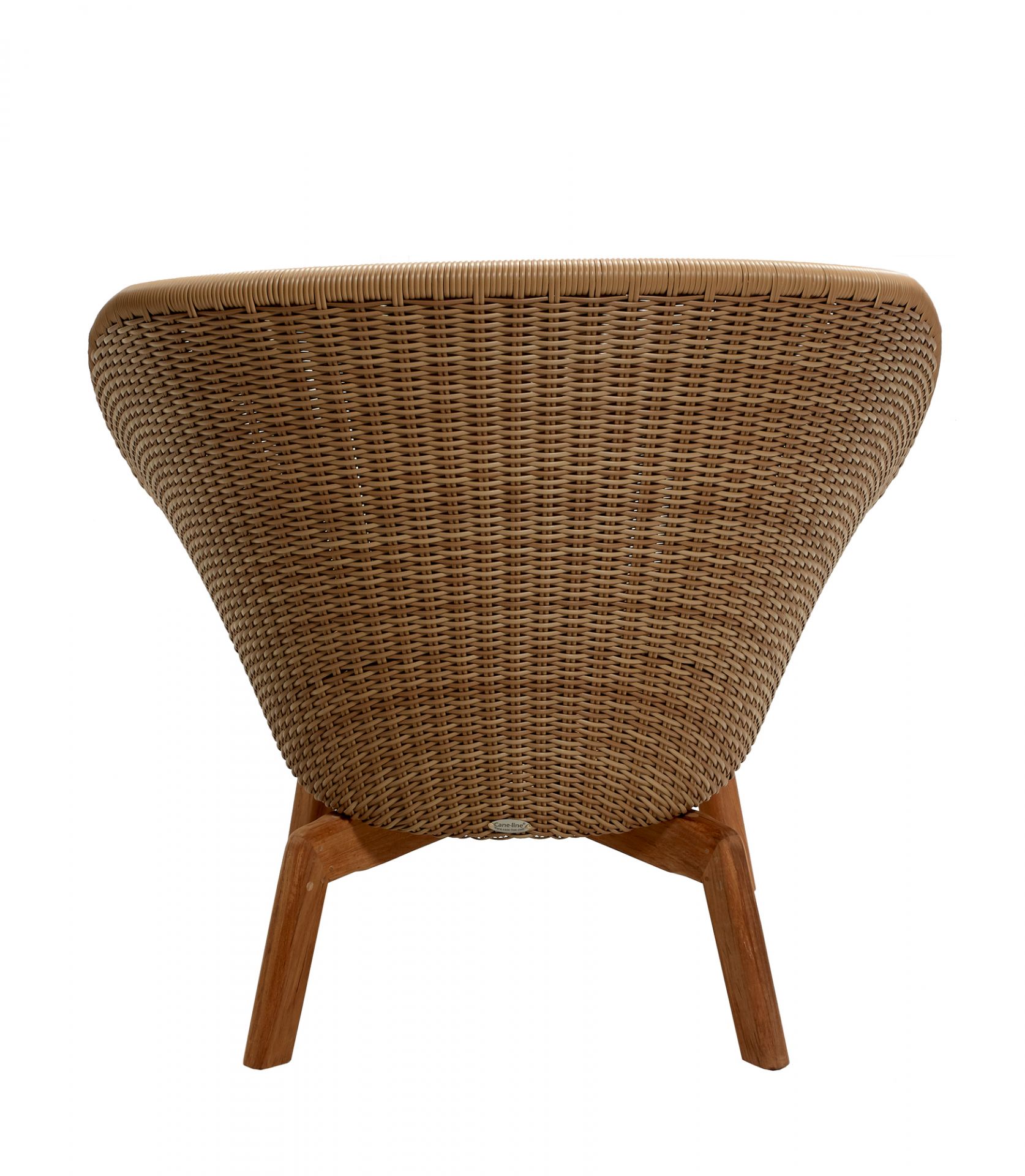 Rückansicht des Peacock Loungesessels von Cane-Line mit braunem Rattan und Holzbeinen.