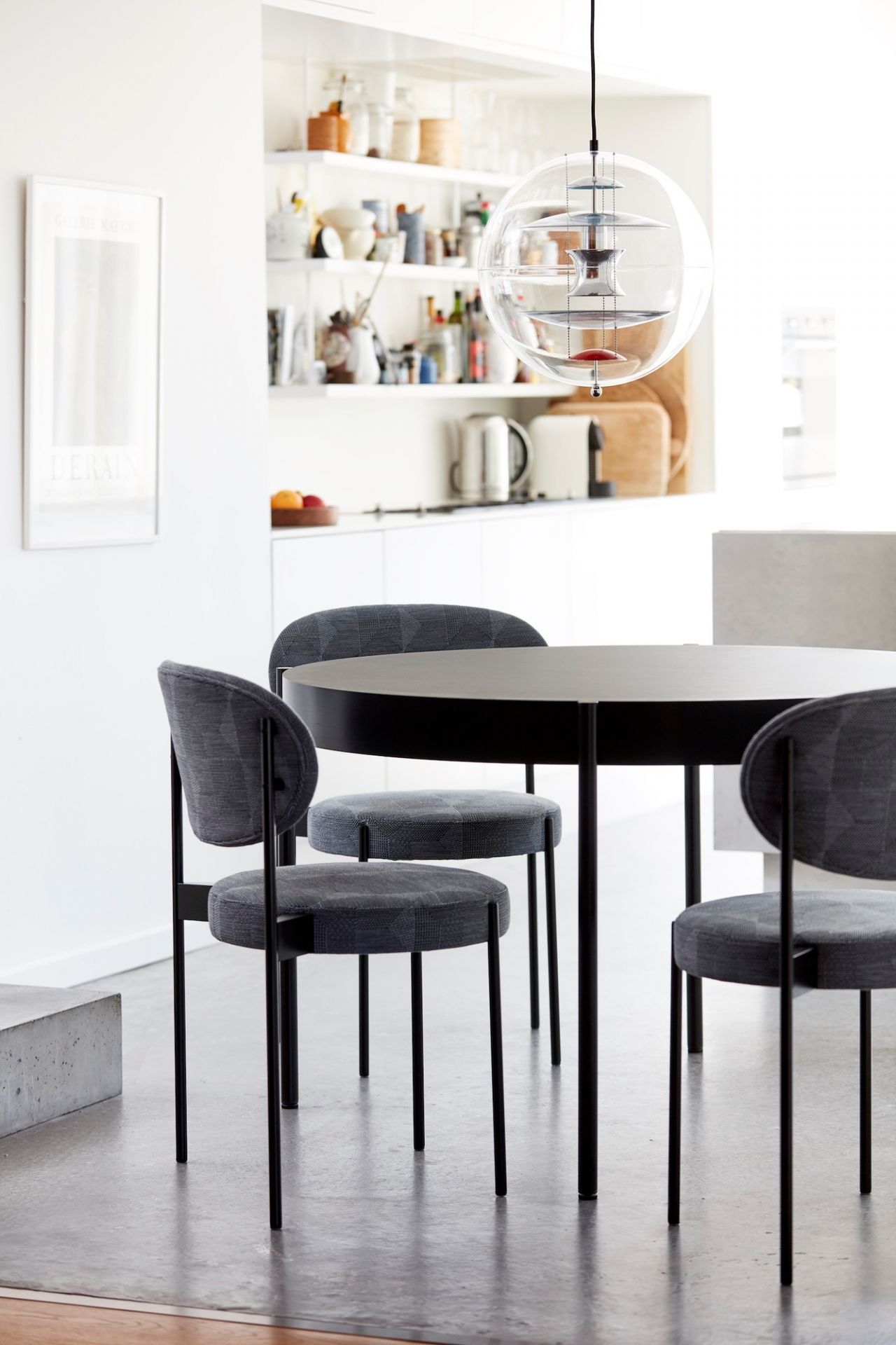 Series 430 Tisch von Verpan mit Stühlen in modernem Küchendesign, runde Tischplatte und Pendelleuchte.