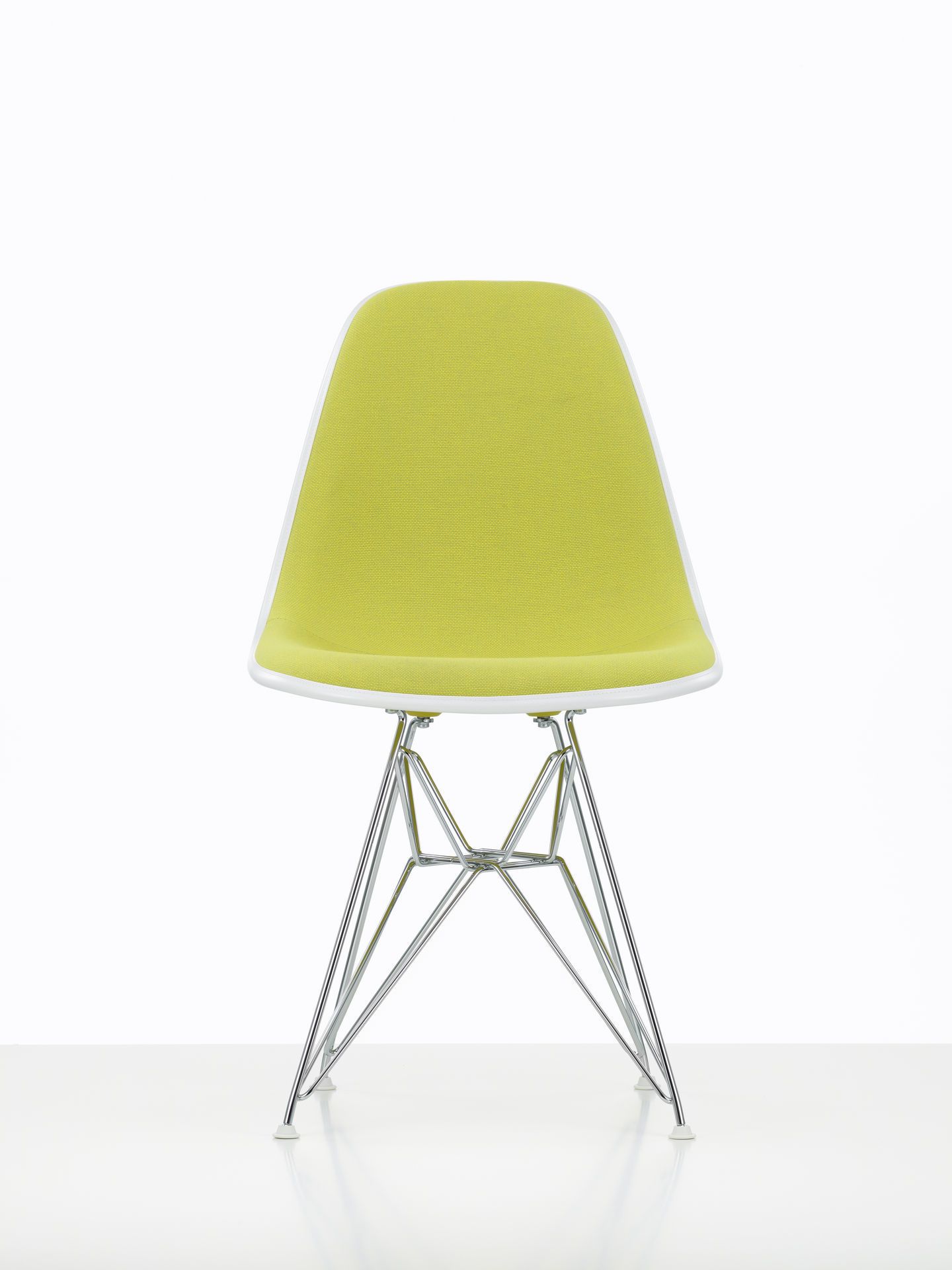 Vitra Eames DSR Stuhl, vollgepolstert in Lindgrün mit verchromtem Drahtgestell, Frontansicht.