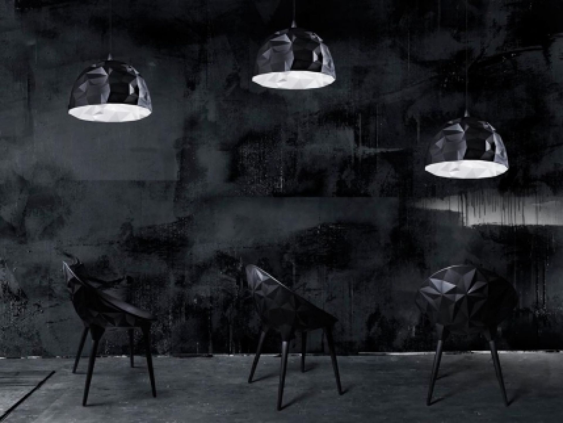 Schwarze Design Stühle "Rock" von Moroso Diesel mit geometrischem Muster und passenden Lampen.