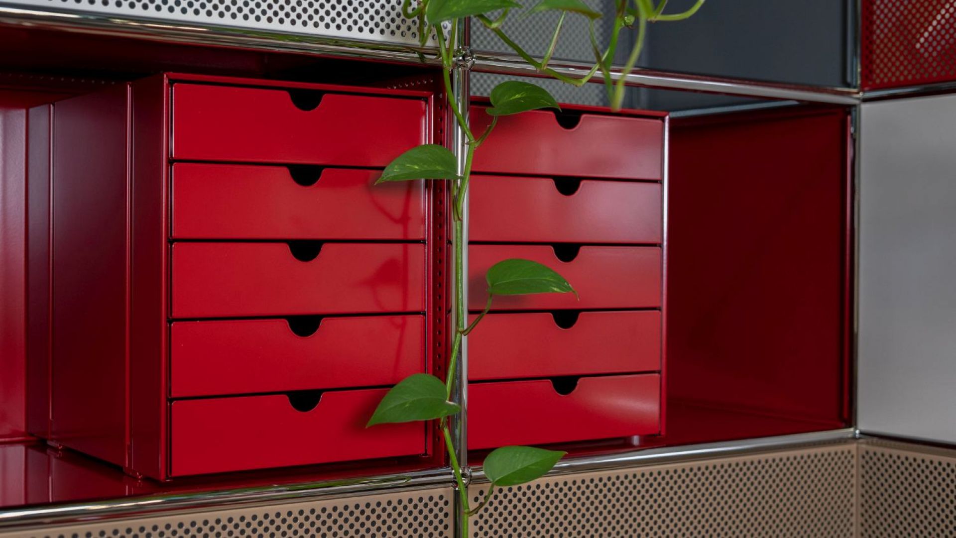 USM Haller Inos Kastenset in Reinorange mit fünf geschlossenen Schalen, ideal für stilvolle Home Office Aufbewahrung.