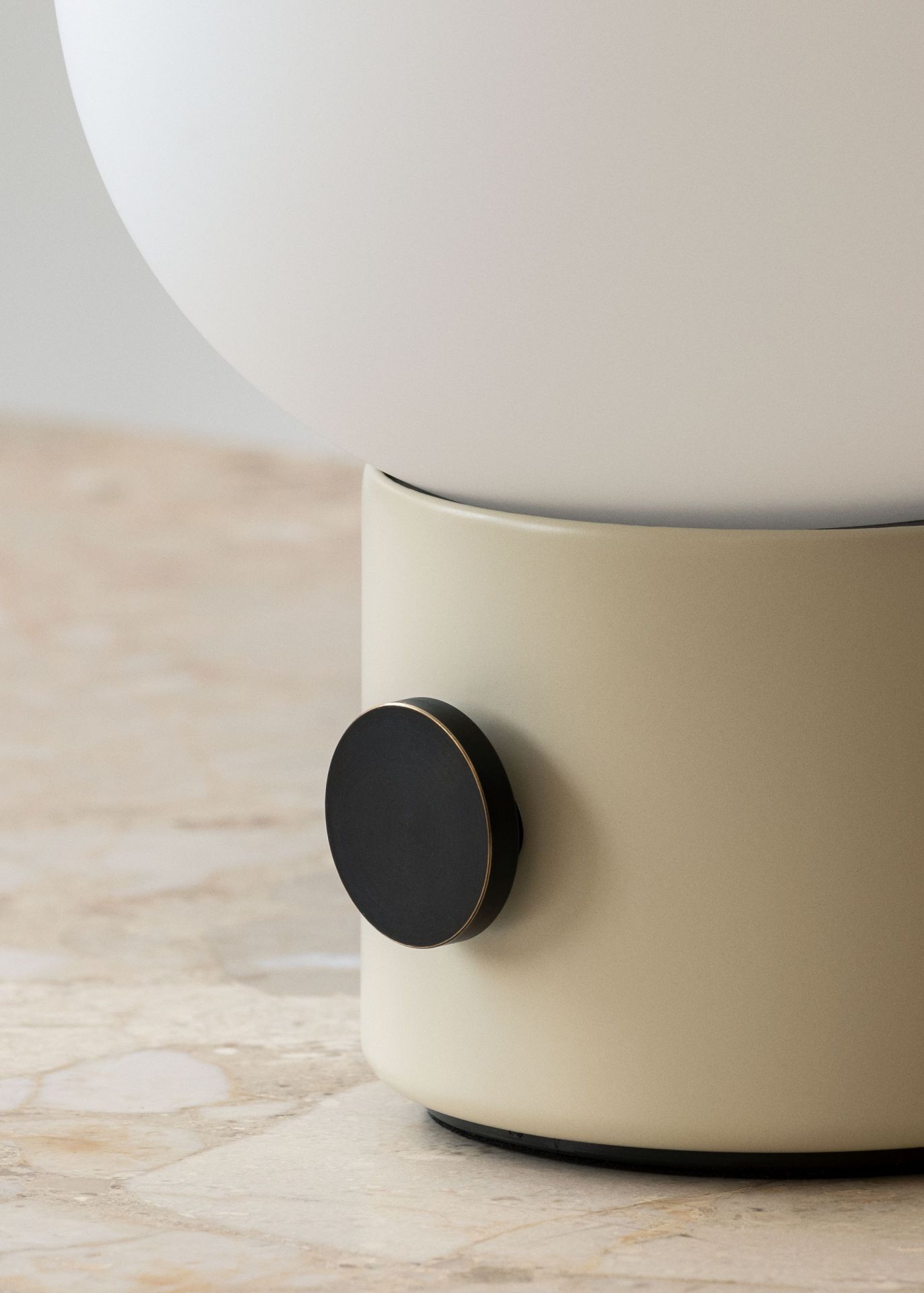 JWDA Tischleuchte tragbar in Alabasterweiß: Detailaufnahme der modernen Lampe mit Dimmer.