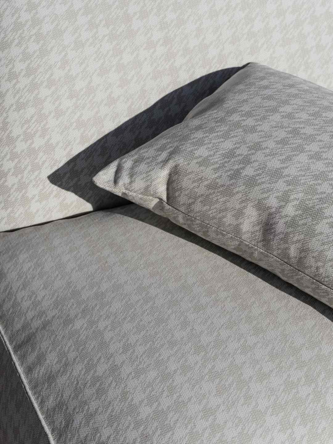 Nahaufnahme von zwei grauen Outdoor Kissen mit Muster, Stay Special Edition von Blomus.