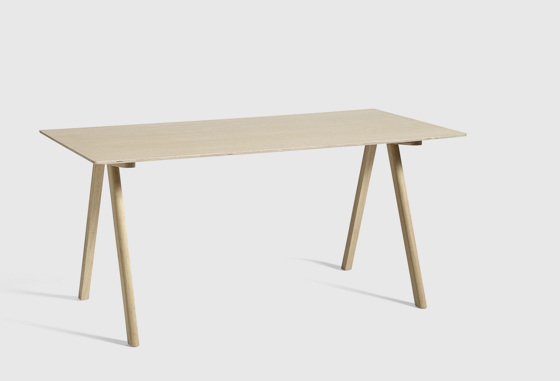 Heller Copenhague Tisch CPH 10 von Hay mit rechteckiger Tischplatte und Holzbeinen.