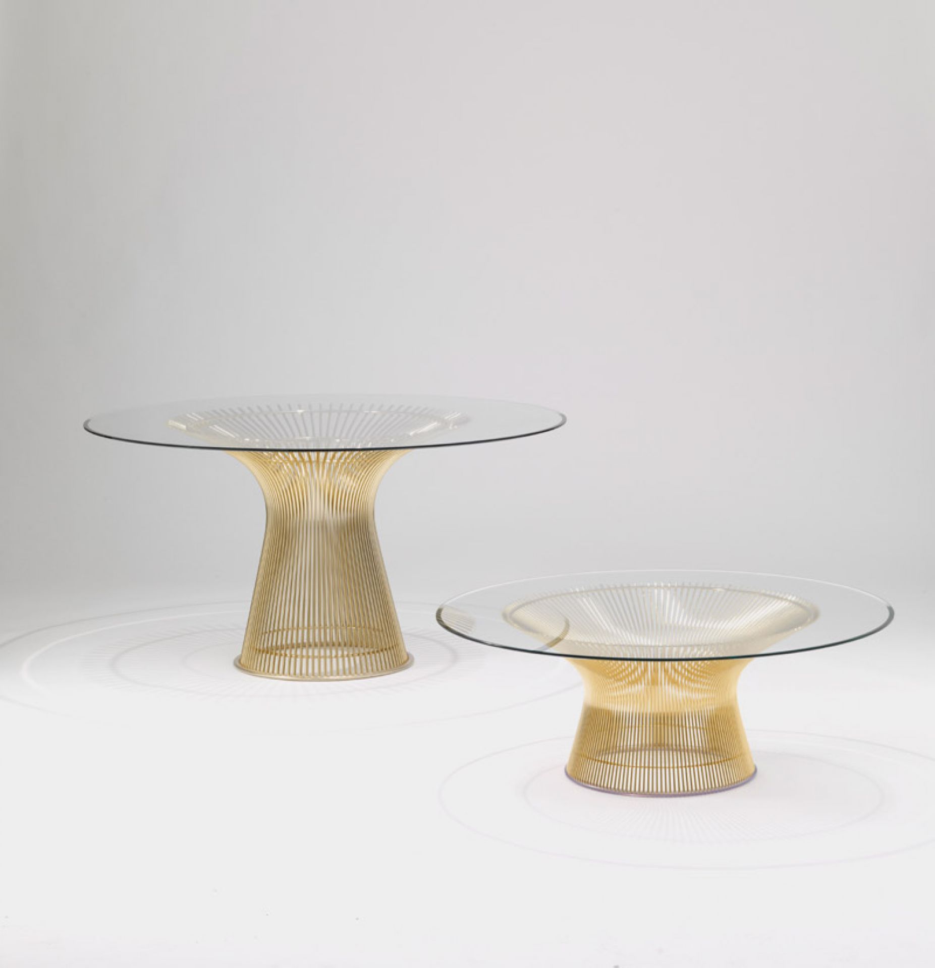 Zwei Platner Tische von Knoll International mit Glasplatte und goldenem Drahtgestell.