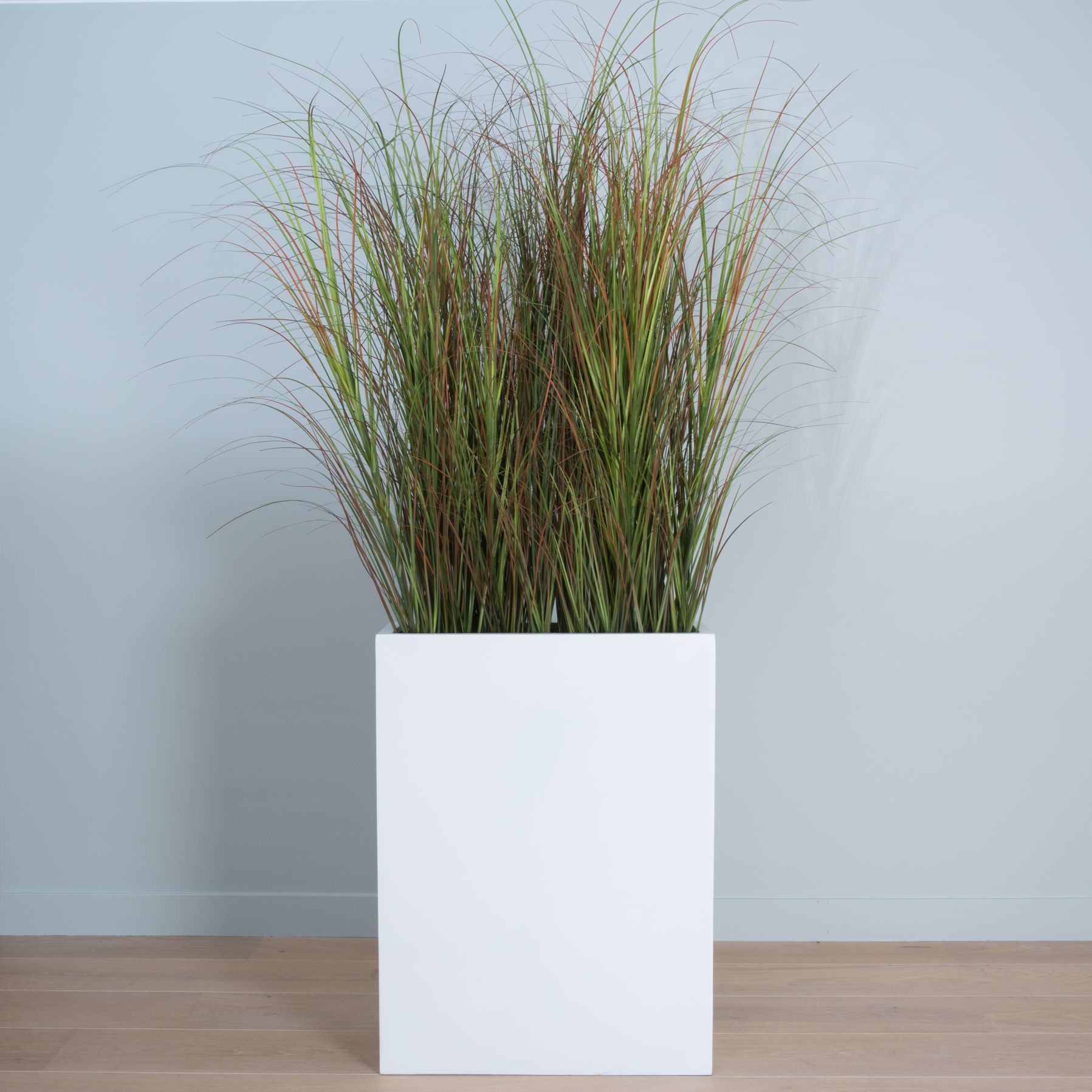 Copenhague Kunstpflanze Gras im weißen Topf, dekorative Zimmerpflanze für Innenräume.