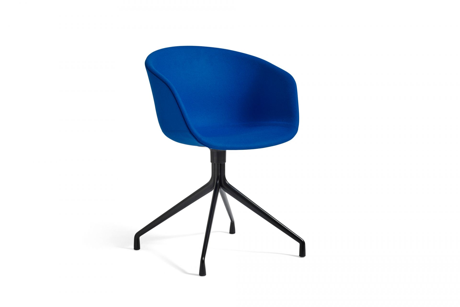 Blauer About A Chair AAC 21 Stuhl von Hay mit schwarzem Drehfuß.