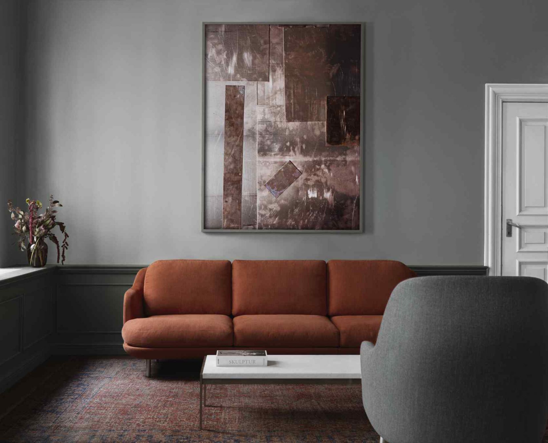 Lune Sofa von Fritz Hansen, ein modernes 3-Sitzer Sofa in warmem Braun im Wohnzimmer.