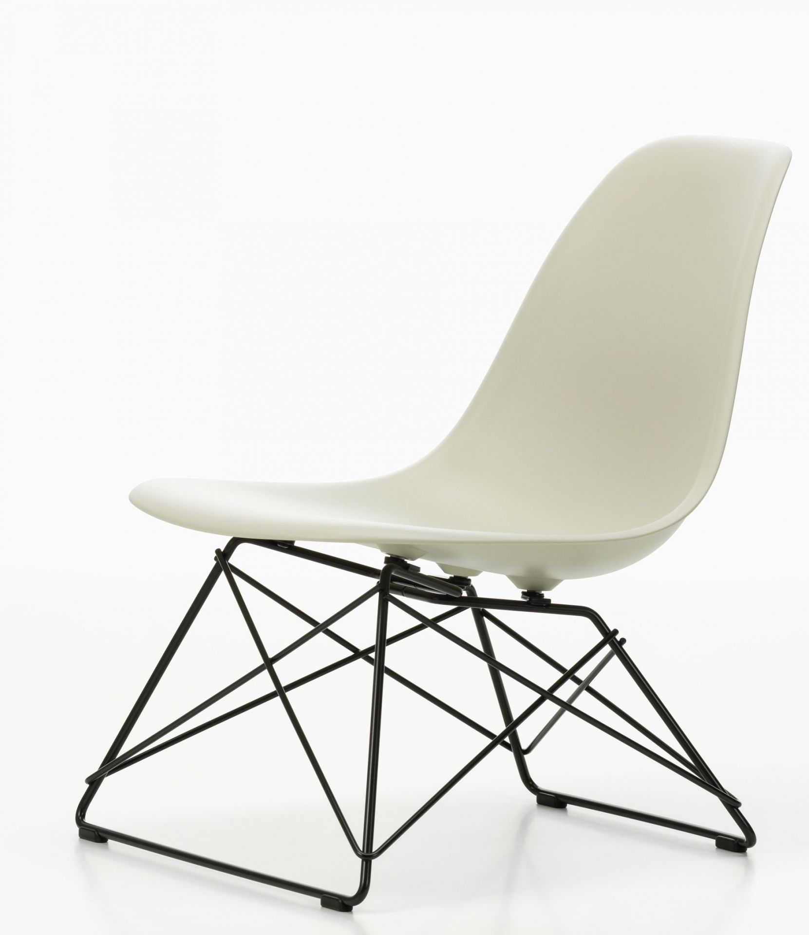 Eames Plastic Side Chair LSR Stuhl Vitra in Weiß mit schwarzem Eiffelturm-Untergestell.