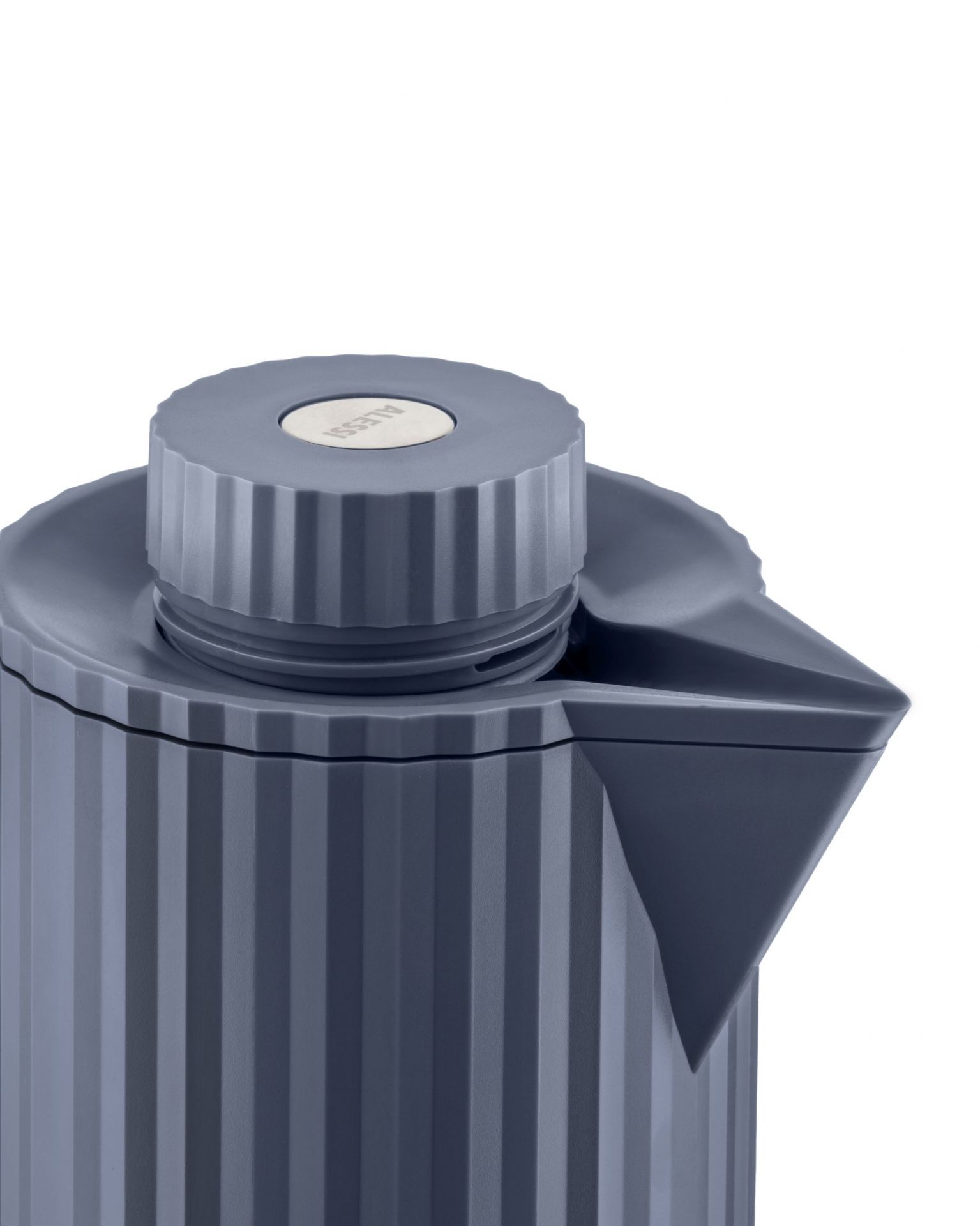 Detailaufnahme der grauen Alessi Plissé Isolierkanne. Design Isolierkanne für Tee und Kaffee.